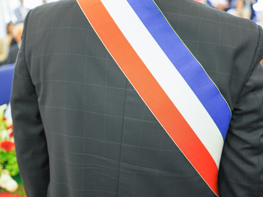 maire avec bandeau tricolore