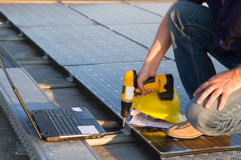 Installation photovoltaïque sur le toit d'une entreprise